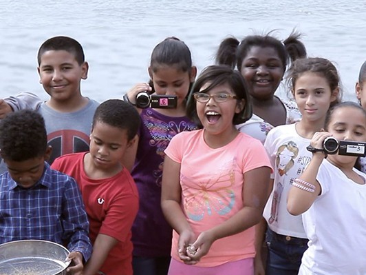 プラスチック汚染問題にNYの小学生が立ち上がる！アニエスベーも賛同した、映画『マイクロプラスチック・ストーリー 』